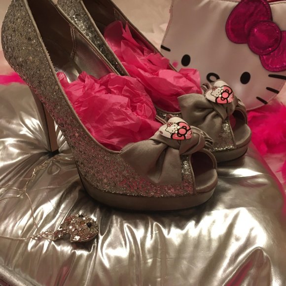 ADORABLE glitter covered peep toe hello kitty heels with hello kitty puff hearts - Picture 6 of 9